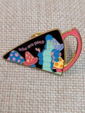 Loungefly pin Disney Alice In Wonderland Tea Cup piece - Caterpillar - absolem